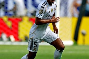 在线体育注册平台-里尔迎欧联关键赛，转会期手感冰凉，引发热议，训练强度明显提升(蛙泳swolf值对照表1000米混合泳)