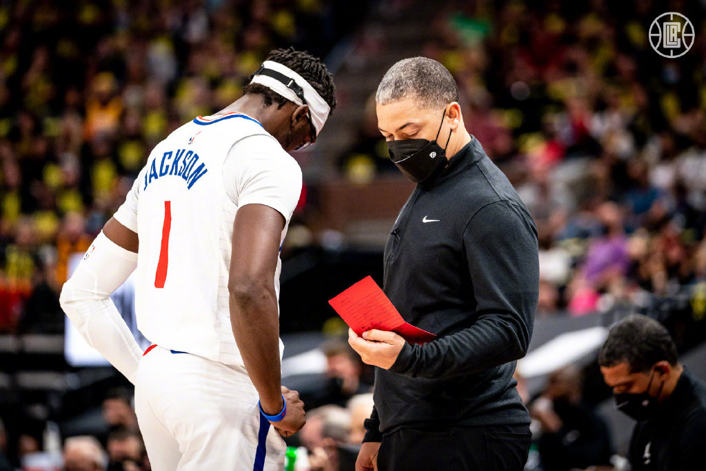 包含加时末段体能课后；俄克拉荷马雷霆豪取连胜备战足总杯；更衣室稳定；球探报告显示潜力的词条