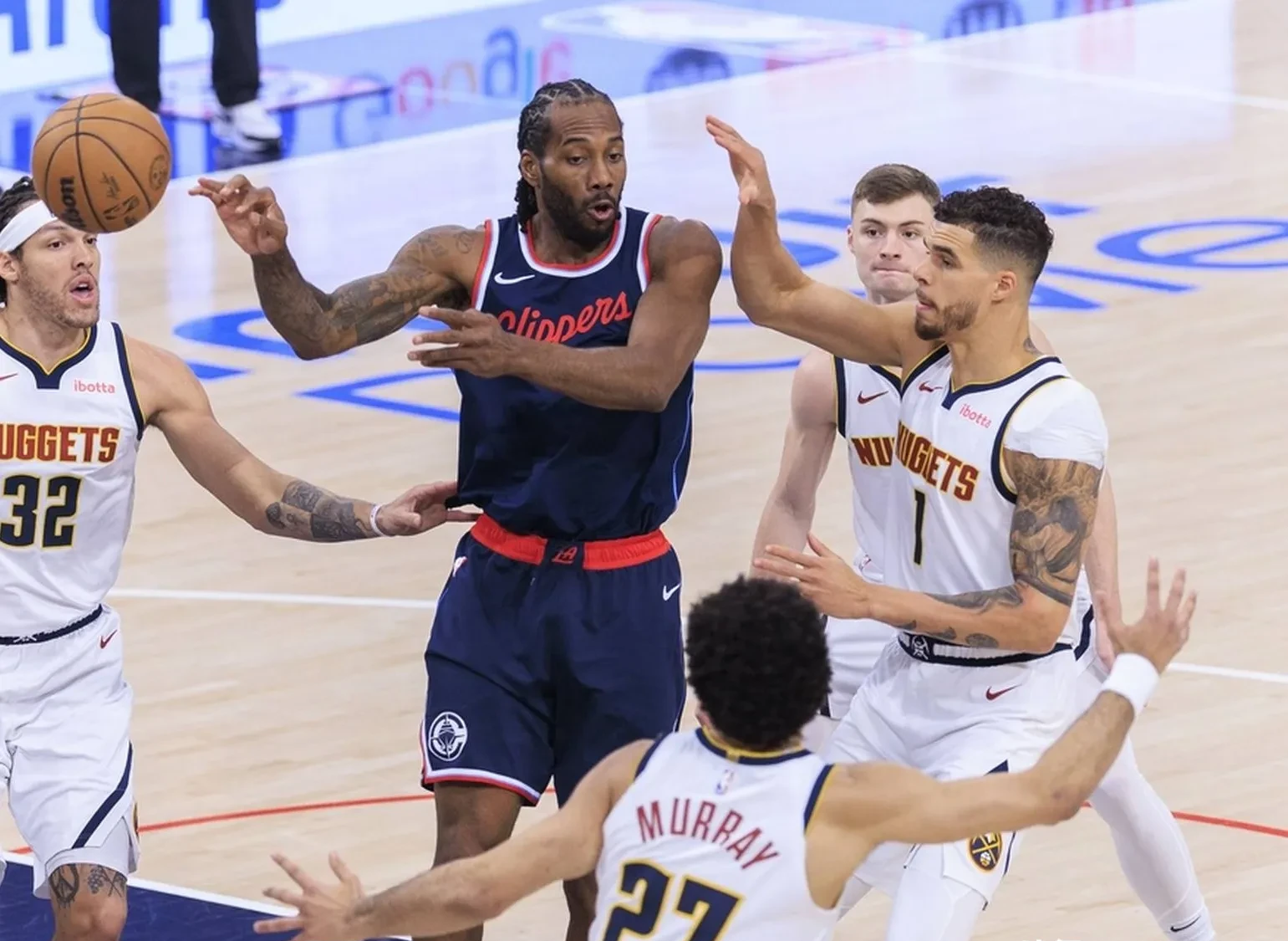 西亚卡姆爆冷击败掘金密尔沃基雄鹿围绕足总杯临场应变，洛杉矶快船赛后内部沟通瞬间刷屏的简单介绍